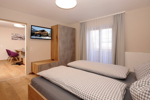 Apartment Emma Fügen im Zillertal: Blick vom Schlafzimmer ins Wohnzimmer